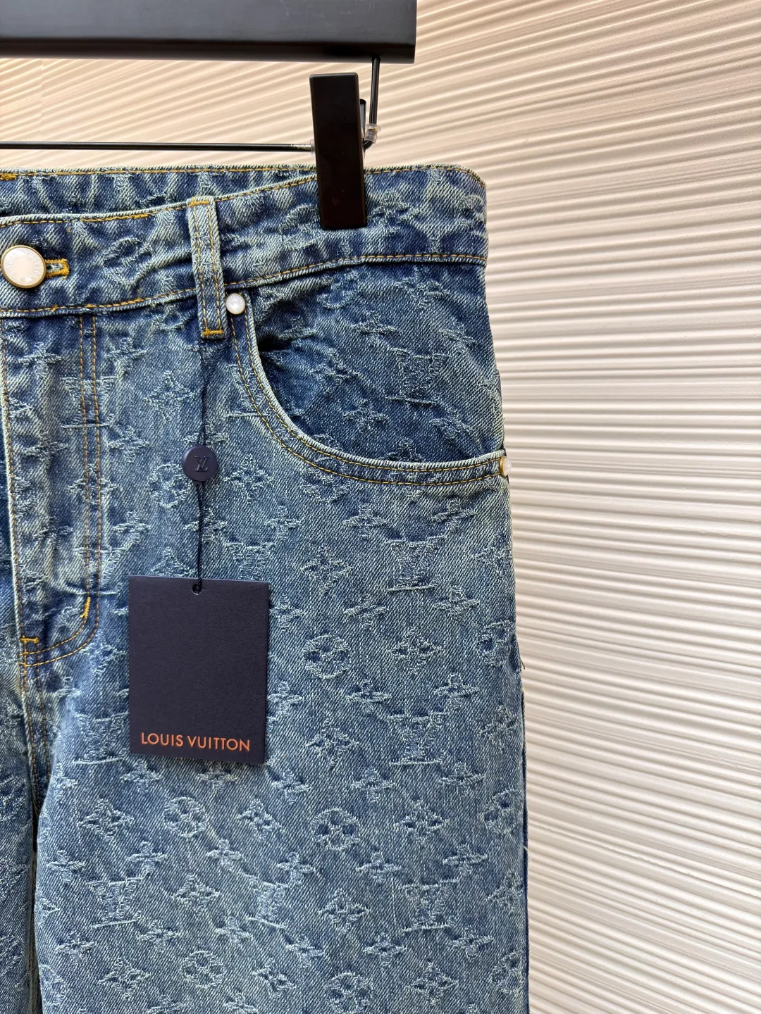 LOUIS VUITTON presbyopic jacquard jeans ●Original version: purchased and developed at 18399 ●Item number: 1680890-B20 ●Fabric: denim fabric ●Technology: full-width jacquard production ●Type: fitted version ●Weight: about 780 grams ●Size: 30-32-34-36 ●Description: This skateboard denim jacket has an all-over contrasting Monogram jacquard texture, embellished with pearlescent buttons and pocket rivets, giving the casual skater silhouette a Dandy feel. Pair it with matching trousers for a trendy look, making it a perfect choice for every season. Monogram jacquard all over, Damier nubuck label at rear. The overall wiring is straight and delicate, the fabric is comfortable and soft, and the color is consistent without color difference. It can be matched with the same style to create a fashionable look and control various occasions. Customized accessories, complete with three standards, same style for men and women!